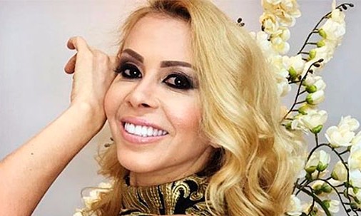 Após confirmar que vive novo amor, cantora Joelma leva namorado a show em Manaus