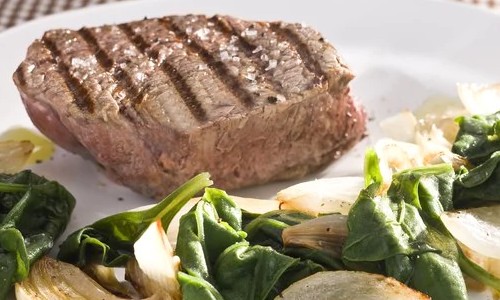 Medalhão de filé mignon com espinafre e cebolas é opção acertada de menu