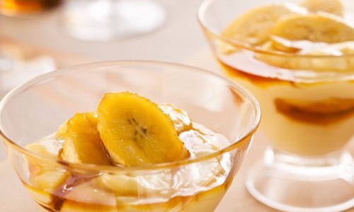 Surpreenda a família com essa taça de creme com bananas carameladas