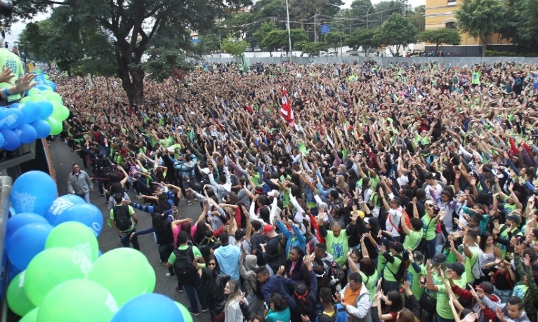 Pastores oram contra a corrupção na 25ª Marcha Para Jesus, em São Paulo
