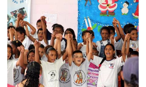 Protesto da Pastoral do Menor reúne dezenas de pais e crianças no Paço