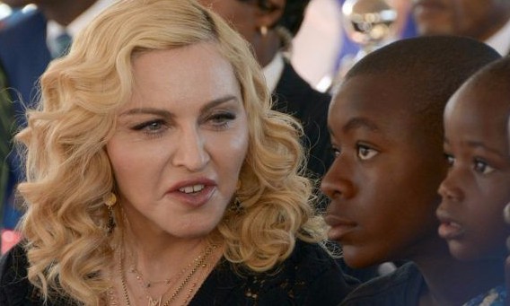 Cantora pop Madonna inaugura unidade pediátrica em hospital no Maláui