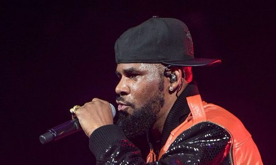 Cantor do hit “I Believe I Can Fly” é acusado de cárcere privado para culto sexual
