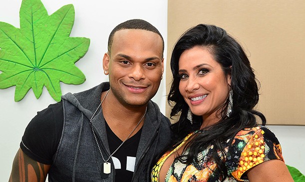 Cantor Tony Salles, marido de Sheila Carvalho, é internado para se tratar da malária