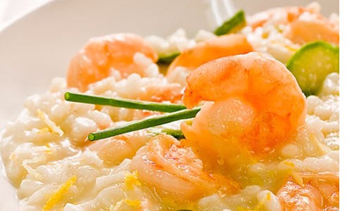 Inverno não é só sopa, veja a receita do Risoto siciliano de camarão e aspargo