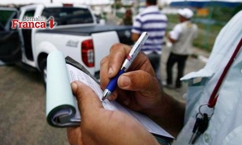Veículos placa de final 4: licencie até segunda (31) e escape da multa de R$ 293