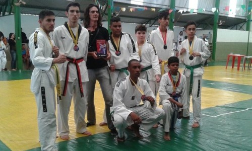 Equipe francana de taekwondo conquista sete medalhas de ouro