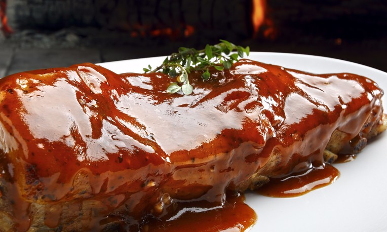 Aprenda a como fazer uma deliciosa carne assada de forno com molho barbecue