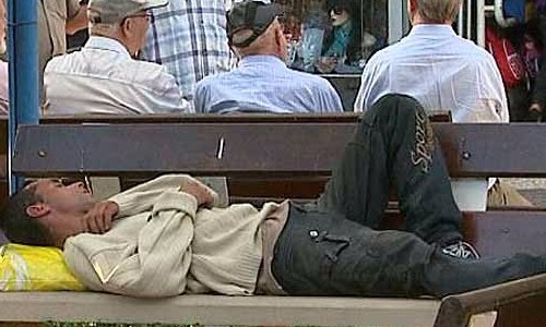 Moradores de rua fazem albergue paralelo e dormem ao relento no “puxa-faca”