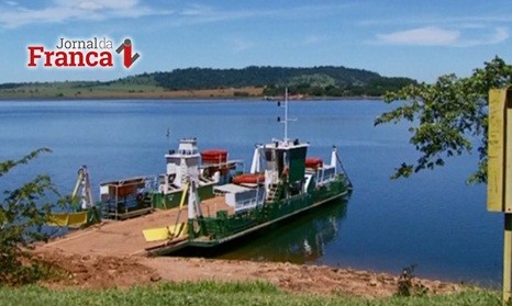 Duas balsas estão paradas em Delfinópolis e SJB Glória no Lago de Furnas em MG
