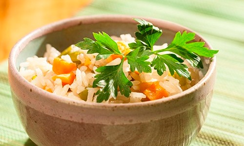 Arroz à grega com chá de capim cidreira traz muitos graus na escala do sabor