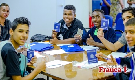 Mercado de trabalho para jovens reaquece e cria 73 mil vagas em maio