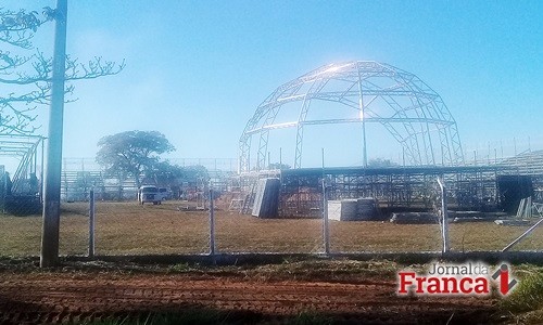 Parque entra na fase final de montagem para a 17ª Festa do Peão de Rifaina