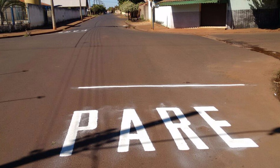 Prefeitura de Guaíra realiza pintura horizontal no Aniceto Carlos Nogueira