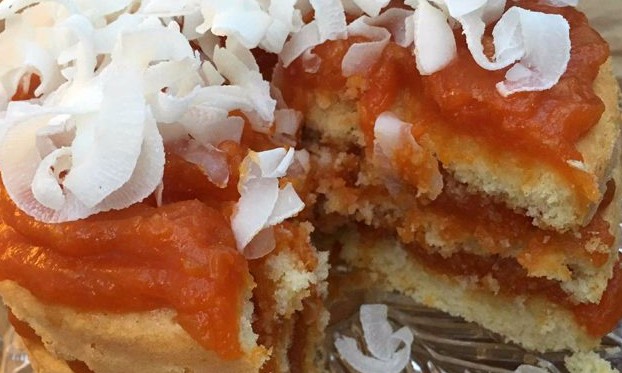 Apesar da cara junina, Bolo de coco com doce de abóbora é super bem-vindo