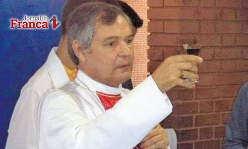 Padre de São Sebastião do Paraíso, confessa beijo em coroinha de 14 anos