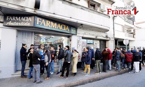 Usuários esgotam maconha de farmácias do Uruguai no primeiro dia de vendas