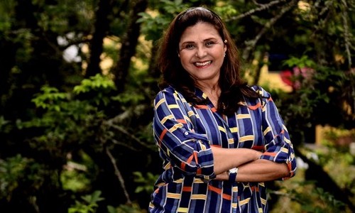 Atriz Elisângela cancela gravações na TV Globo por conta do falecimento da mãe