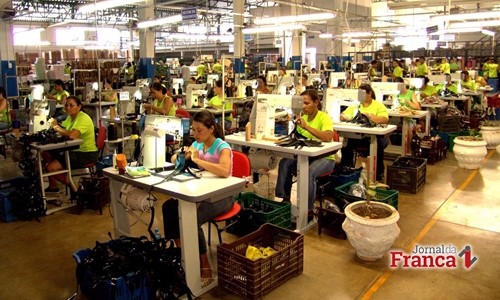 Atrás apenas de Franca, Nova Serrana tem 71% das contratações em Minas