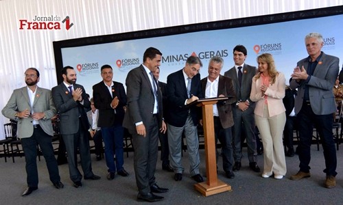 Fernando Pimentel anuncia retomada das obras da MG-050 durante visita a Passos