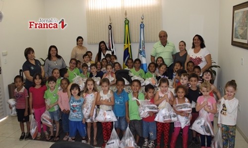 Alunos e educadores da EMEB de Rifaina recebem kit completo de uniformes