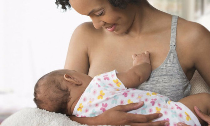 Você sabia? A hora certa de amamentar é definida pelo bebê, diz especialista