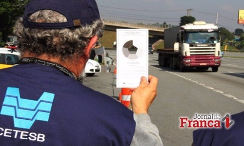 Operação Fumaça Preta fiscaliza 35 mil veículos e multa 605 no Estado