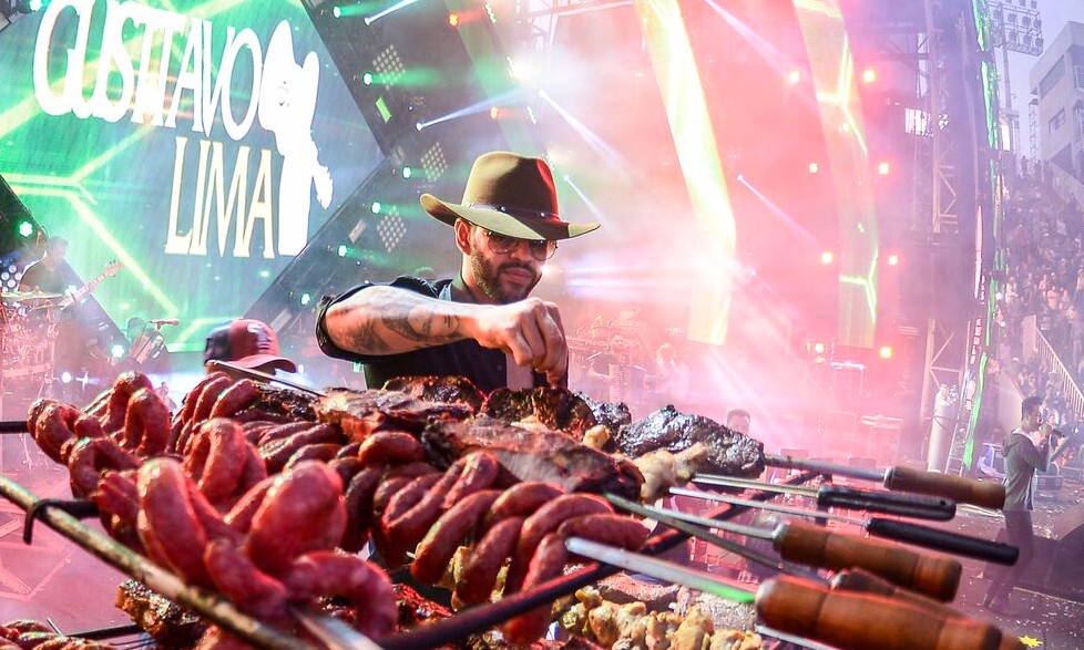 Com direto a churrasco e “boteco” no palco, Gusttavo Lima faz 5 horas de show
