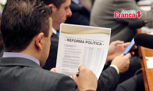 Distritão valerá nas eleições de 2018 e 2020, mas hoje ainda tem votações