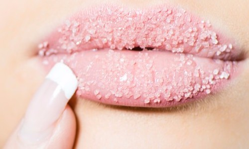 Veja como é possível usar o açúcar em prol da saúde e beleza do rosto e do corpo