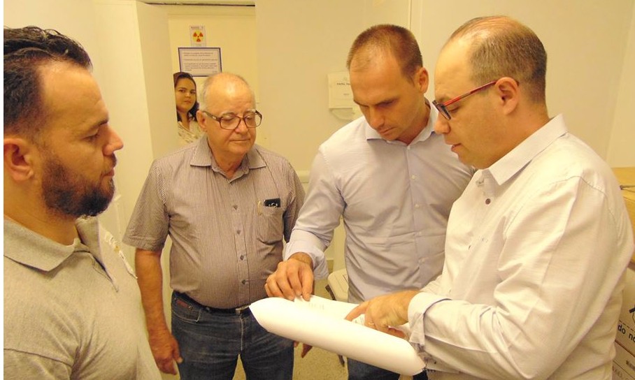 Eduardo Bolsonaro visita a Santa Casa de Franca e conhece toda a estrutura