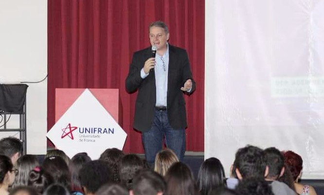 Adermis profere palestra sobre política em jornada promovida pela Unifran