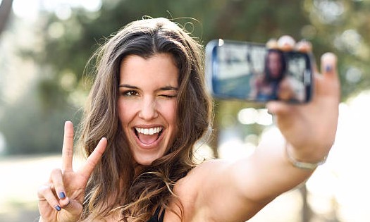 A moda das selfies impulsiona a procura pelo aperfeiçoamento corporal