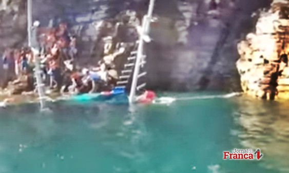 Escuna com 15 pessoas afunda no Porto do Glória a 121 km de Franca