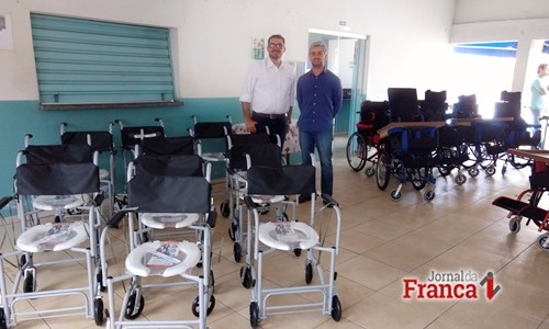 Pedregulho entrega cadeiras a pessoas portadoras de necessidades especiais