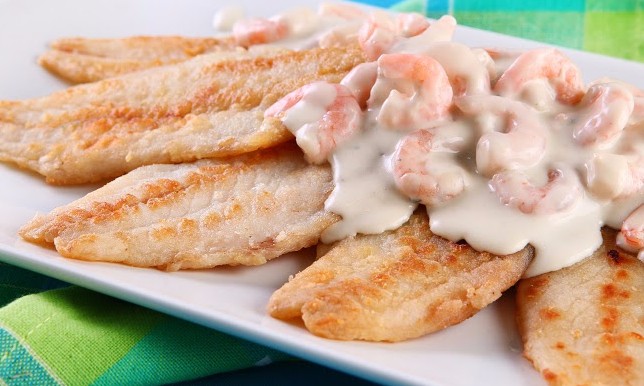 Filé de peixe com camarão se diferencia pela maionese que dá um toque especial
