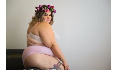 Bailarina plus size de Anitta posa para ensaio sensual: ‘Mostro minha autoestima’