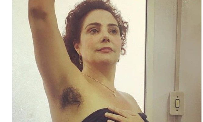 Atriz Heloísa Perissé surge com axilas peludas e surpreende nas redes sociais