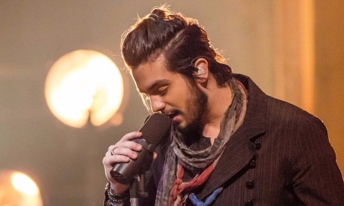 Cantor Luan Santana passa por apuros ao levar tombo durante um show no Piauí