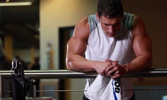 É viciado em malhar? Conheça os perigos do overtraining para o coração