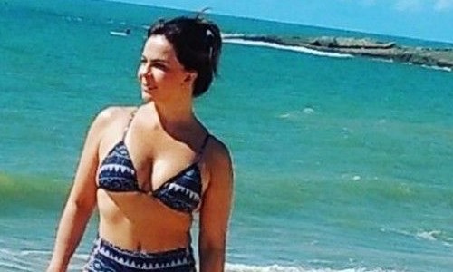 Aos 53 anos, cantora Sula Miranda surpreende ao mostrar corpão na praia