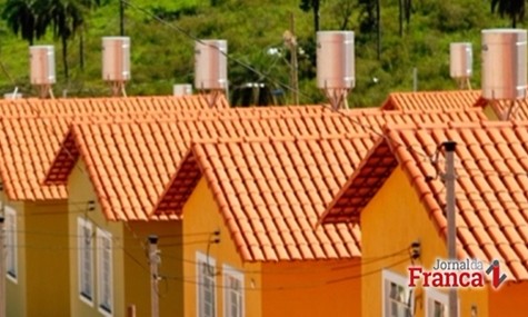Aquecedores solares gratuitos são distribuídos a famílias mineiras da região