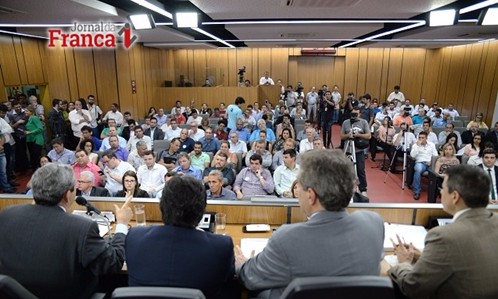 Prefeitos irritados querem romper com a Copasa, co-irmã da Sabesp em Minas