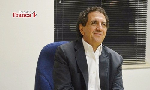 Gilson diz não ter dinheiro para entidades, mas banca sozinho decoração de Natal