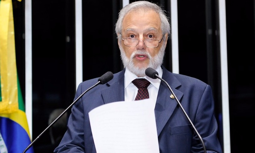 Senador francano Airton Sandoval vota a favor de manter mandato de Aécio