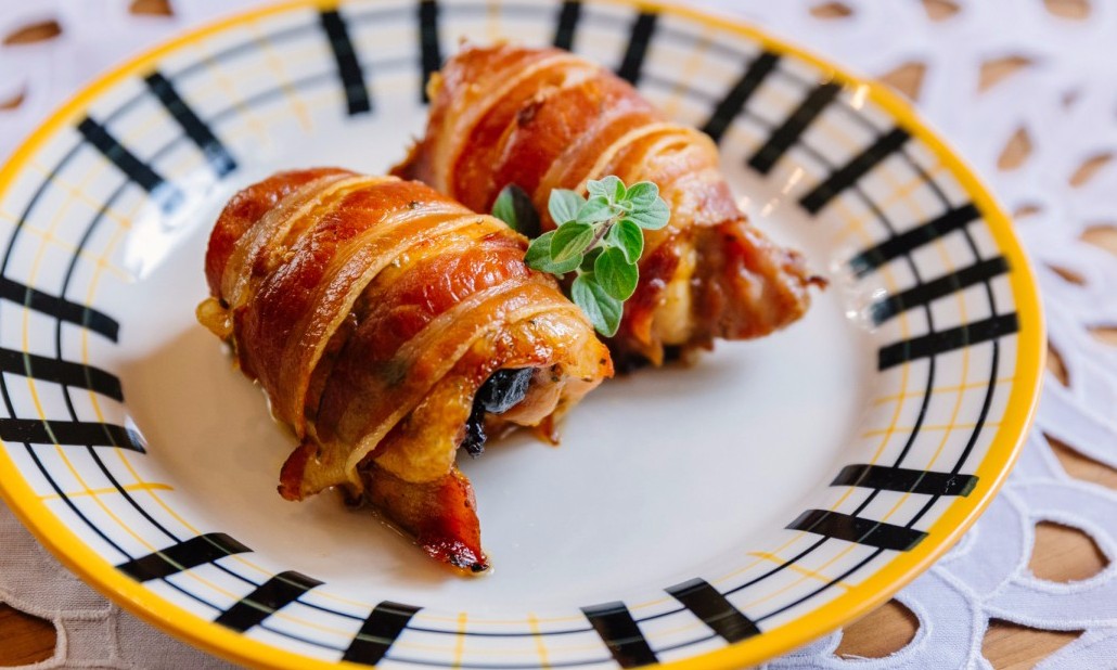 Frango com ameixa e bacon, uma delícia que se destaca para o almoço ou jantar