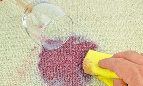 Aprenda a tirar manchas de estofados, tapetes e roupas de forma fácil e segura