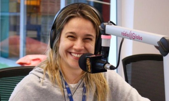 Jornalista Fernanda Gentil vai apresentar o programa ‘Saia Justa’ durante o verão