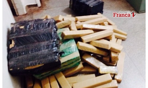 Traficante de Franca bate carro, foge e abandona 411 quilos de maconha no MS
