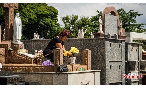 ​Prefeitura leiloará espaços nos dois cemitérios para comércio no Dia de Finados